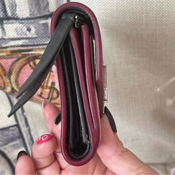 LOUIS VUITTON MyLockMe Compact Wallet in red and cream leather⭐️💯AuThEnTiC - Picture 5 of 15